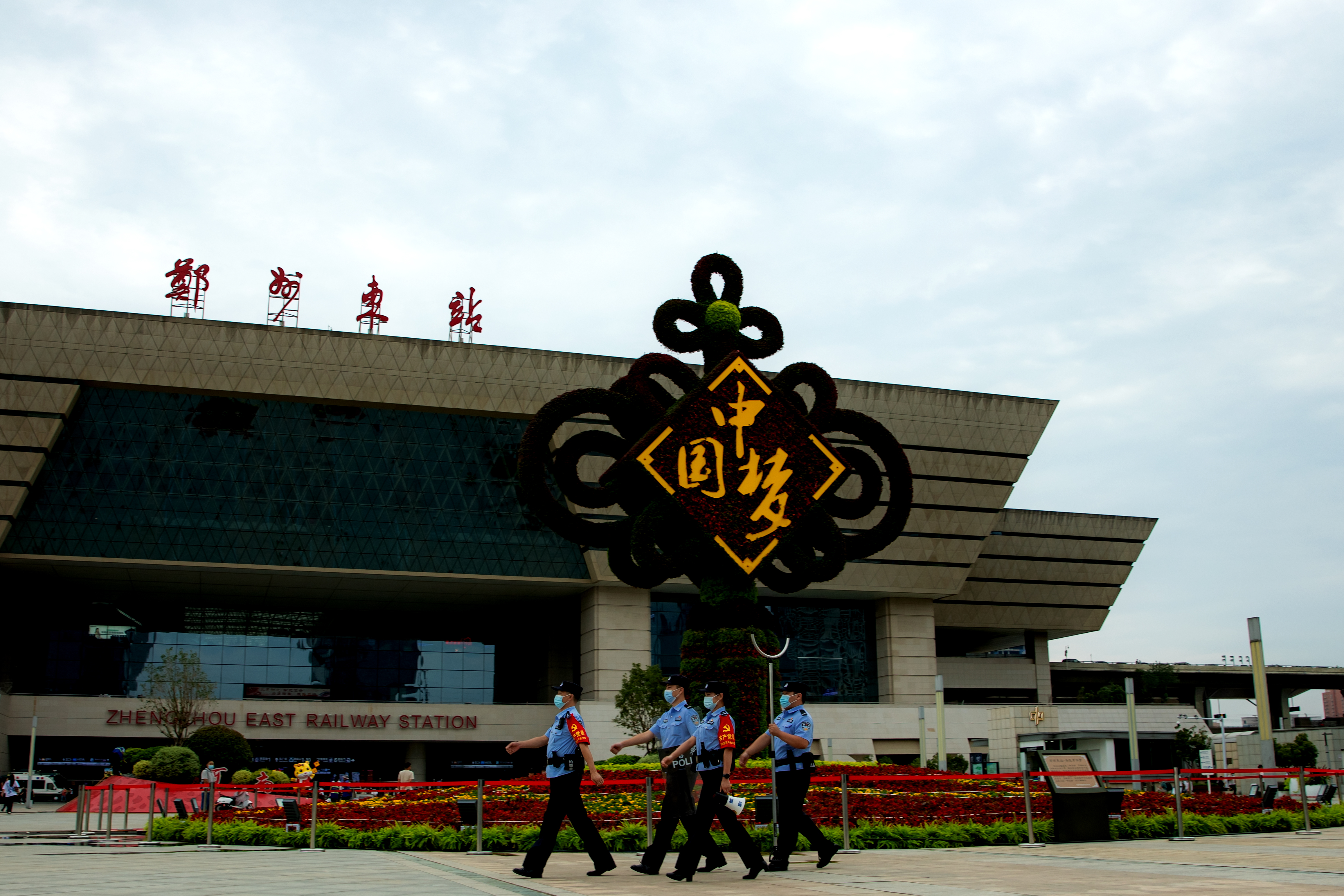 护万家团圆节日我在岗丨郑州东站派出所用无悔坚守护中秋假期出入平安