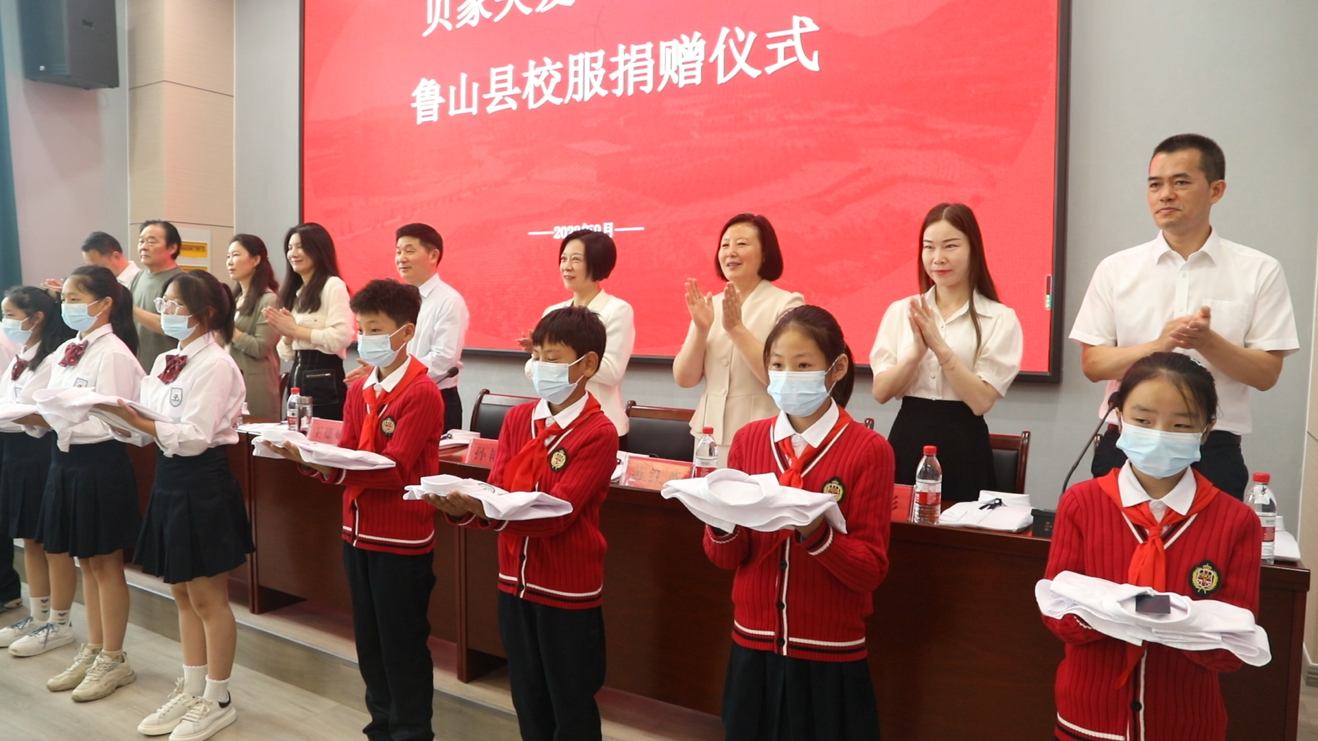 爱心企业向鲁山县捐赠校服1884套