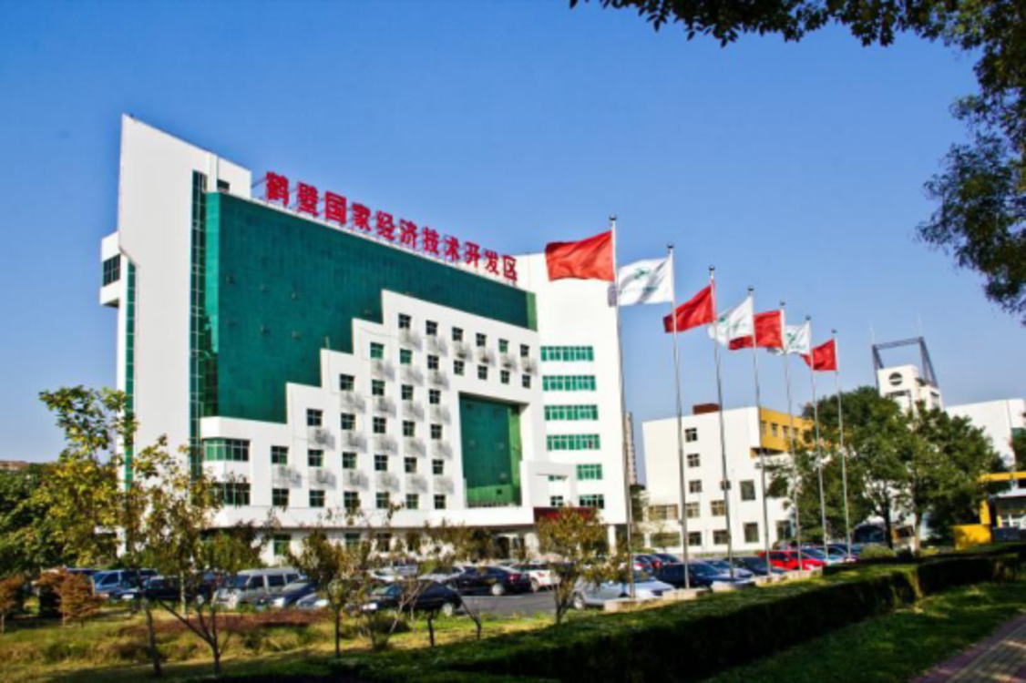 鹤壁经济技术开发区龙岗街道办事处为残疾人发放辅助器具