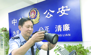 焦作市公安局中站分局民警何登恩：甘为绿叶化笔为剑 “警营记者”大写忠诚