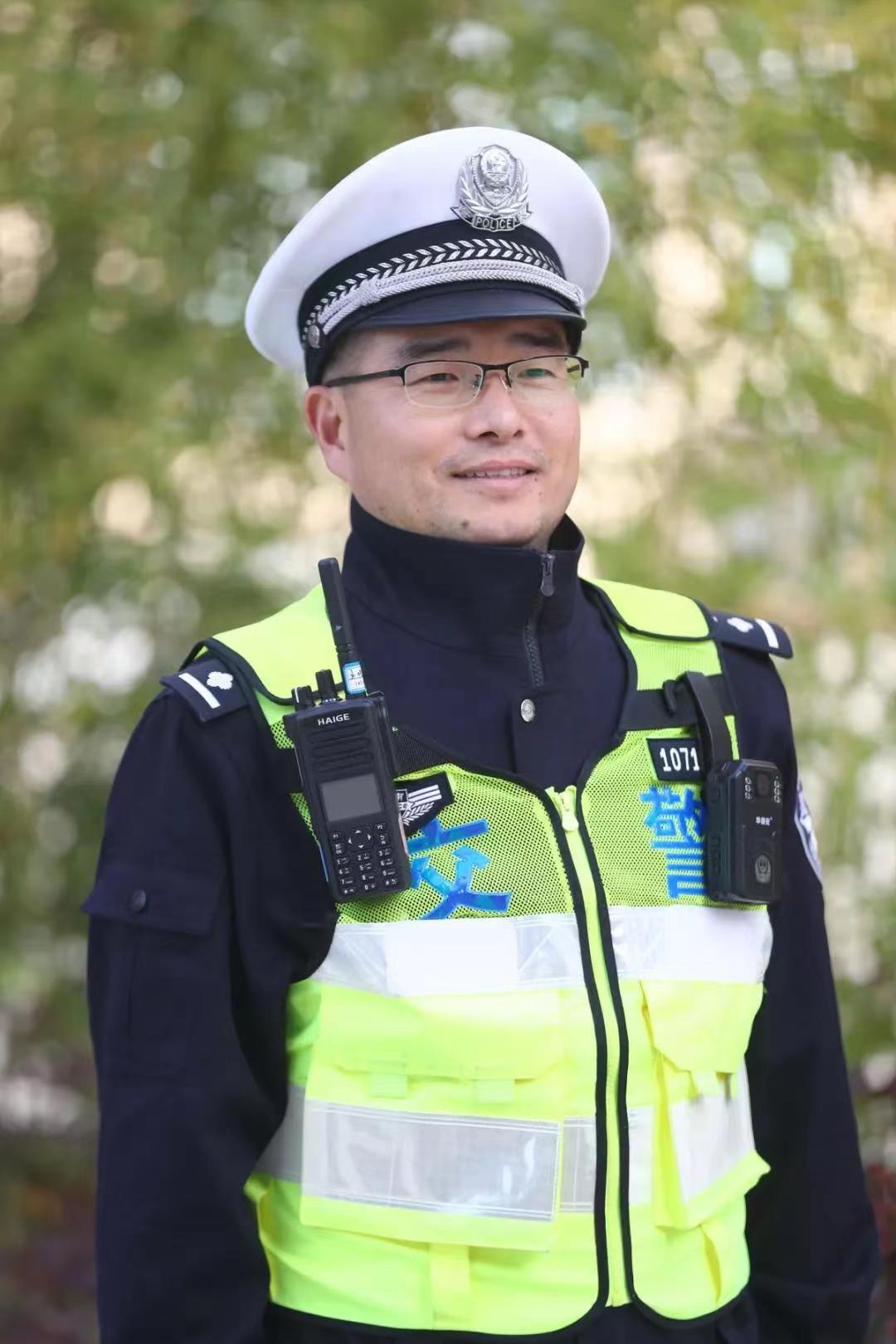 首页>晓辉在路上>正文>褪下"军装绿",换上"警察蓝",转变的是身份,不变