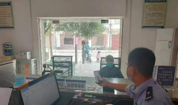 西峡公安：“视频捎办”搭捷径 民警巧办户口本