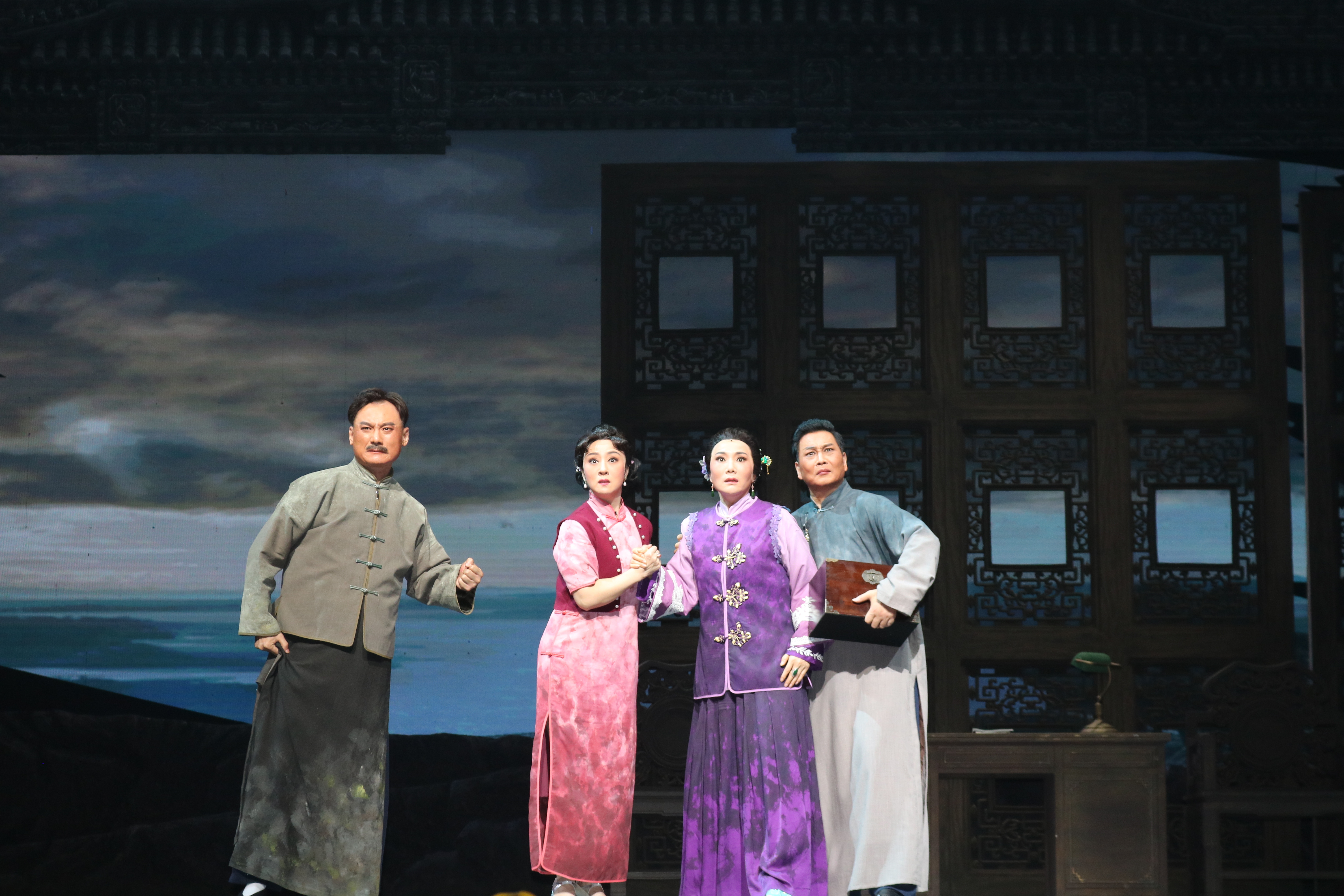 首页>河南戏曲广播>正文>豫剧现代戏《黄河儿女》讲述的是一个发生在