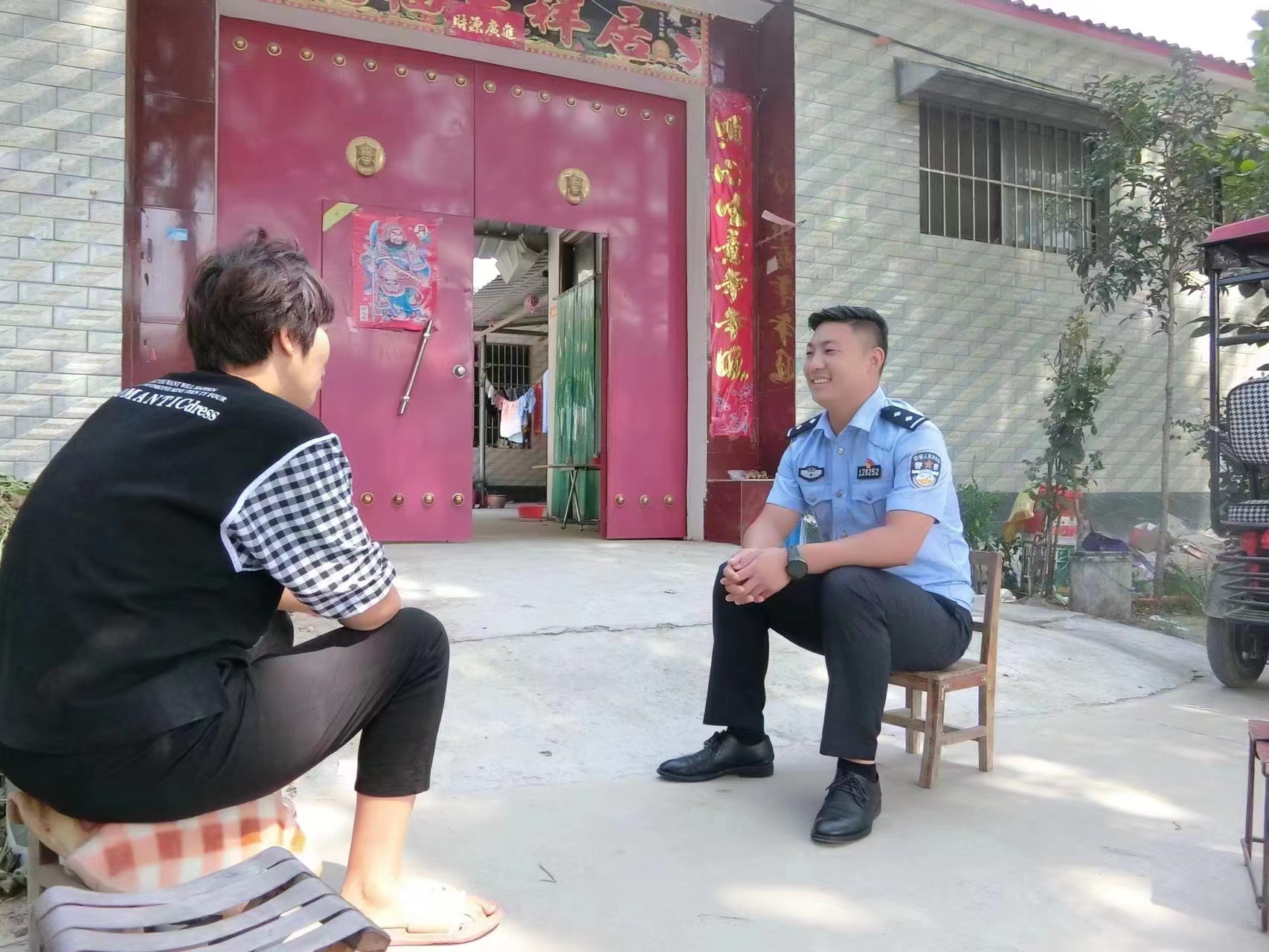 原阳县公安局蒋庄乡派出所所长李俊破案冲锋在前俯首倾听民声
