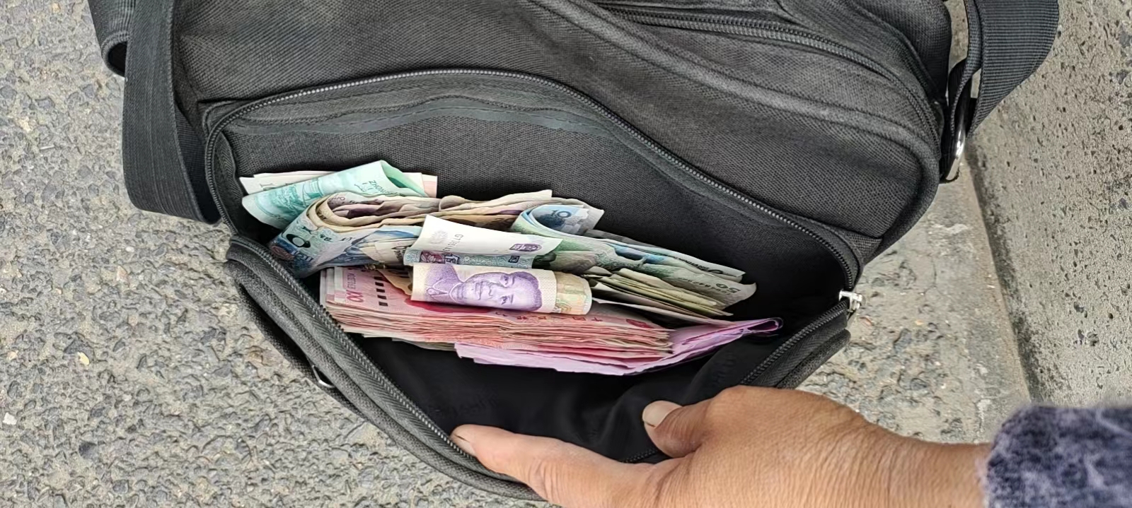 郑州一环卫工人拾金不昧3000元现金完璧归赵