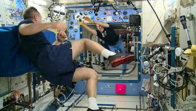 俄美宇航员今将共乘飞船上太空 计划在国际空间站踢足球