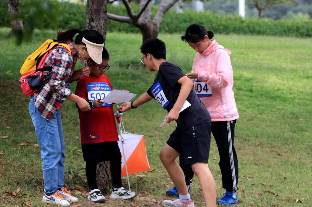 打卡城市公园美好河南省青少年定向挑战赛举行
