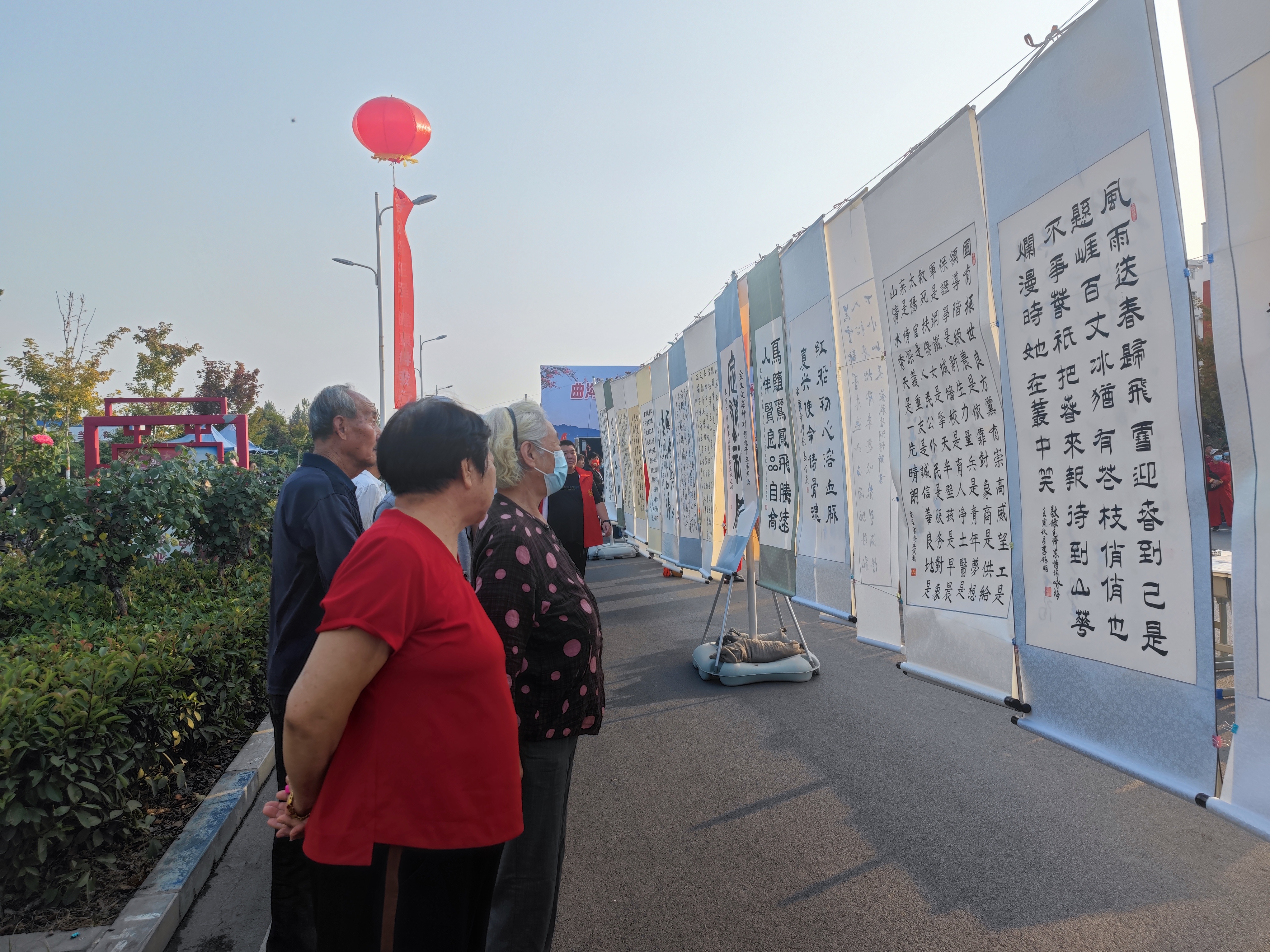 安阳市殷都区曲沟镇开展老少共携手喜迎二十大主题书画展活动