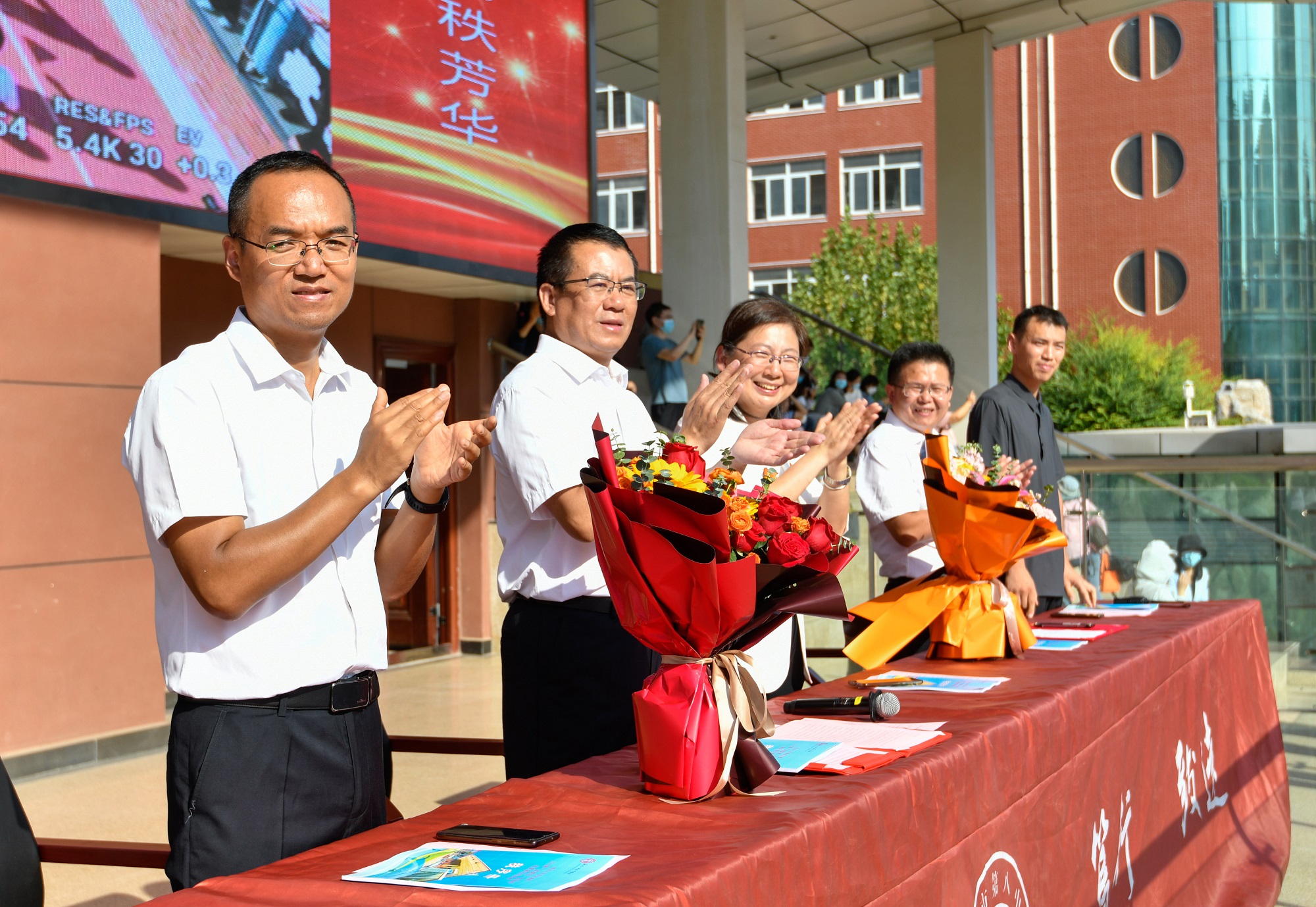 郑州八中校长郅广武,副校长刘莘,纪委书记郭晓军,政教主任甘