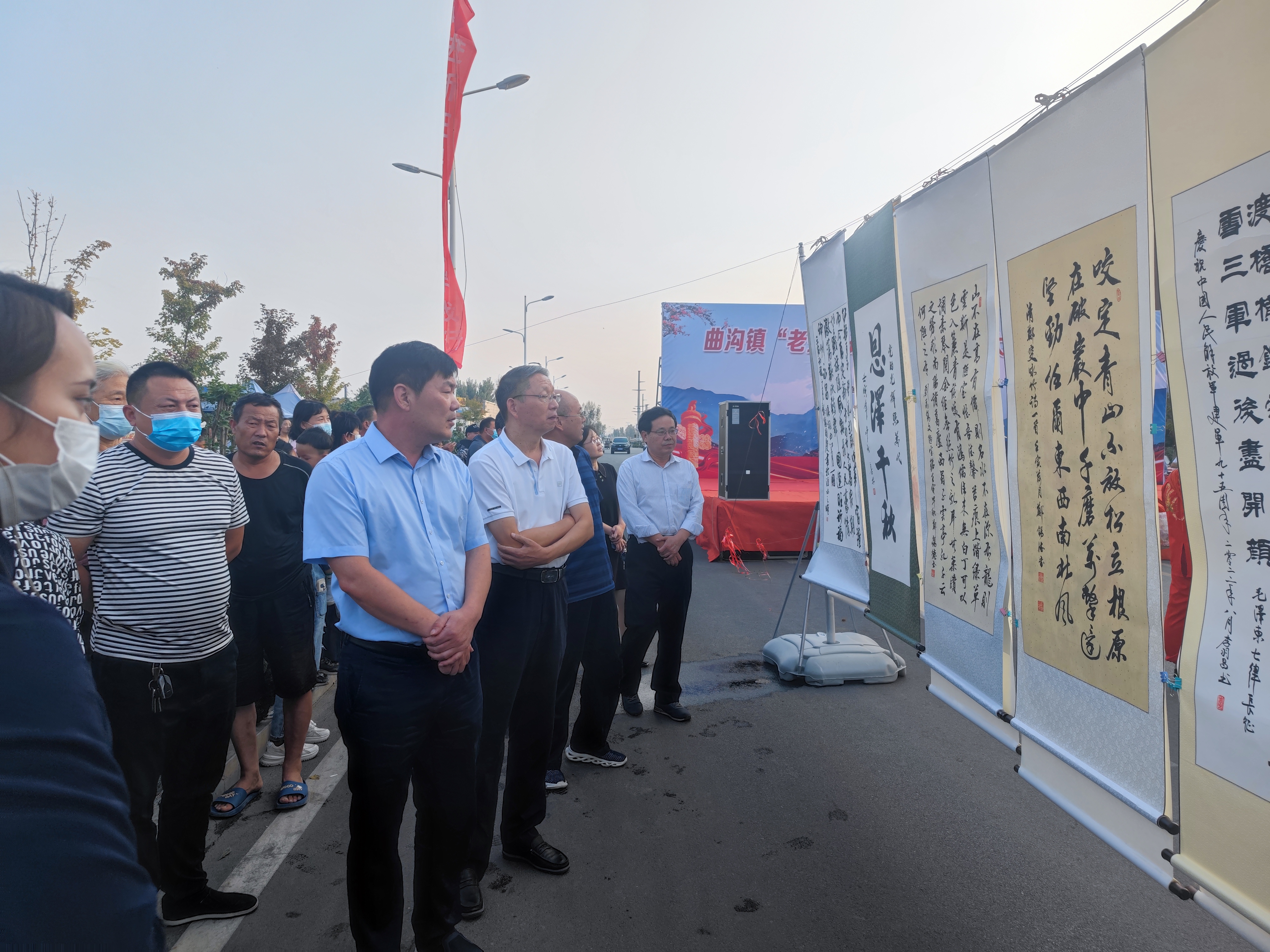 安阳市殷都区曲沟镇开展老少共携手喜迎二十大主题书画展活动