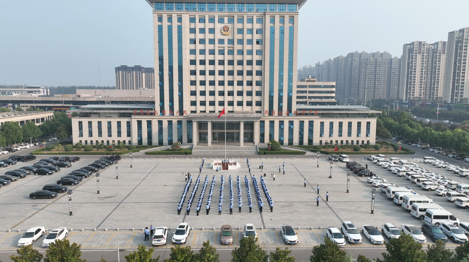 为祖国母亲庆生项城市公安局隆重举行升旗仪式