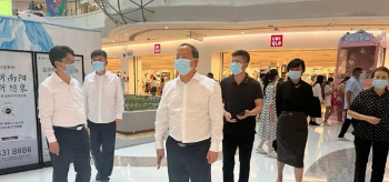 南阳市卧龙区委书记暗访督导常态化疫情防控和节日市场保供情况