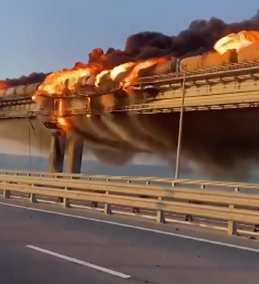 俄方披露克里米亚大桥起火细节：一辆卡车爆炸 引燃7个火车油罐