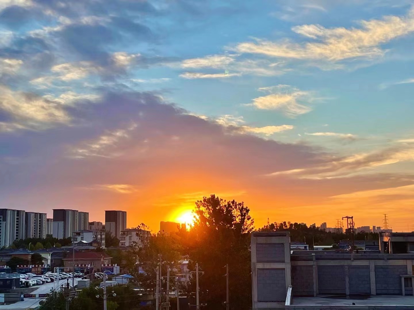 日落尤其温柔人间皆是浪漫今天郑州的晚霞太美了