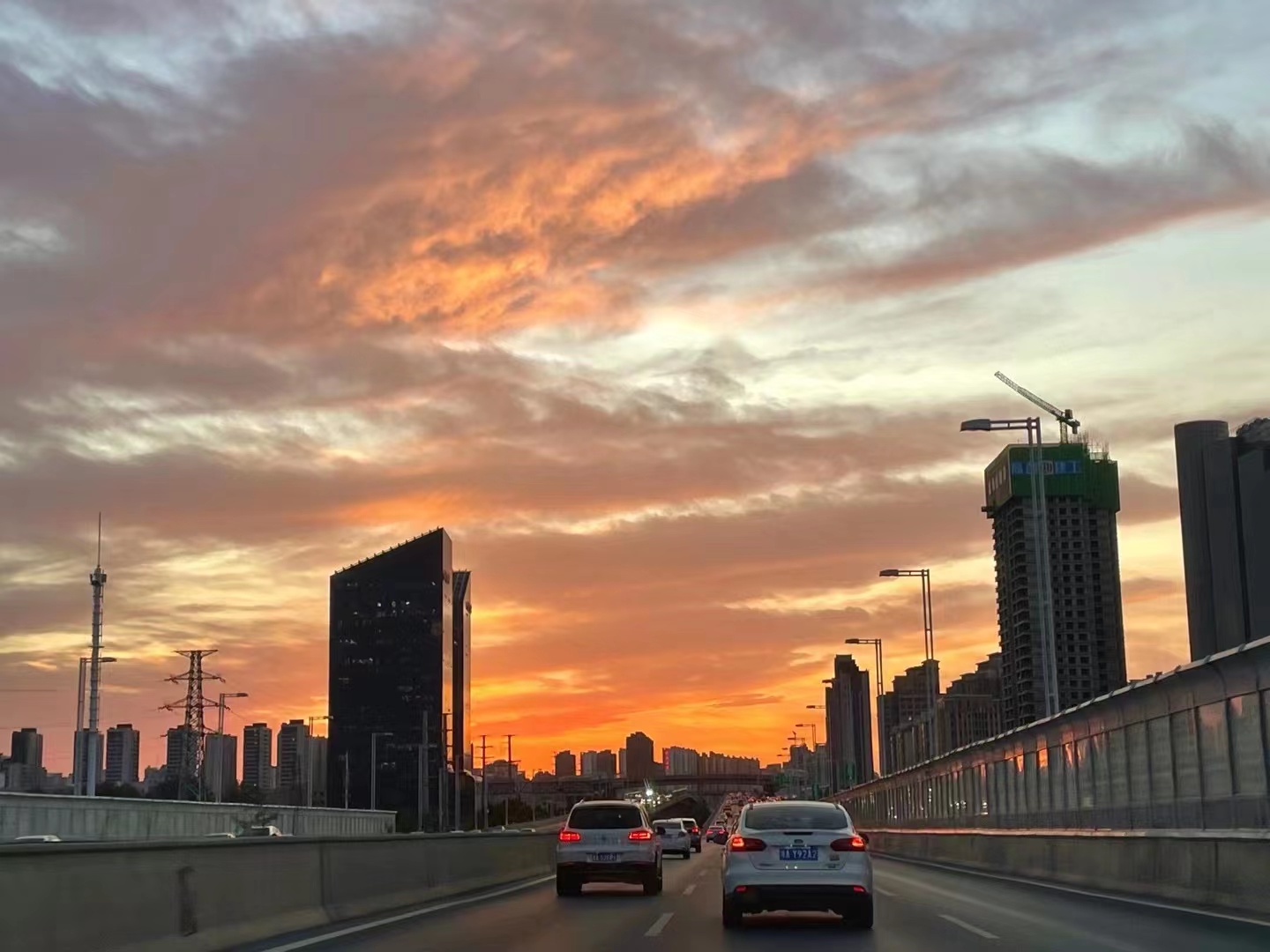 日落尤其温柔人间皆是浪漫今天郑州的晚霞太美了