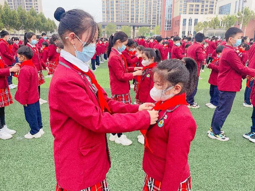 开封市金耀小学举行少先队入队仪式