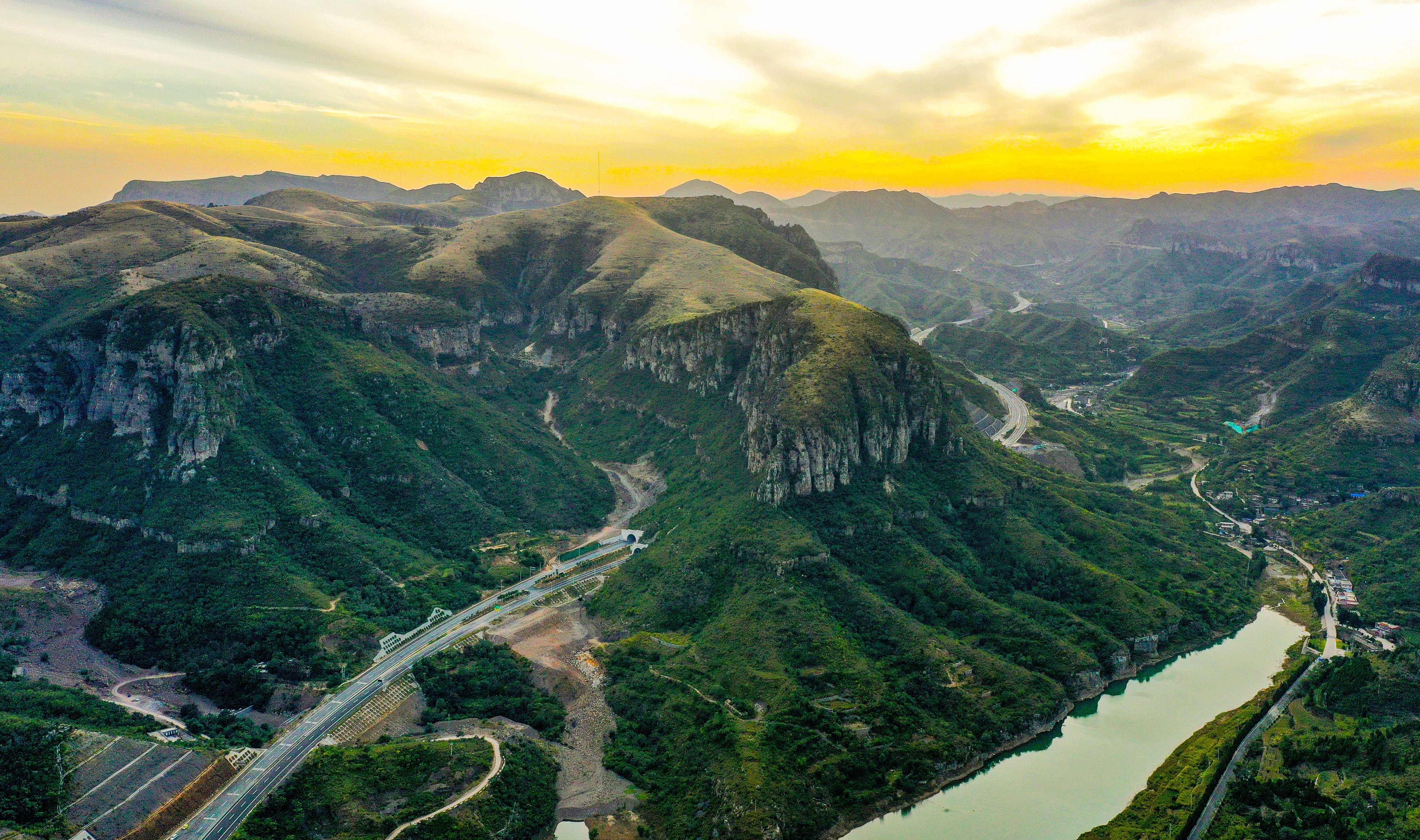 河南加速度鹤辉高速公路通车进入倒计时