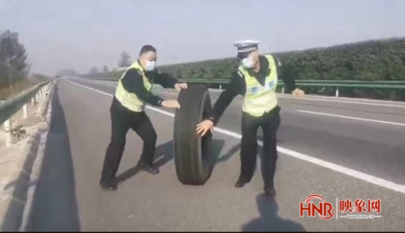 高速公路突现遗落轮胎 漯河高速交警迅速处置除隐患