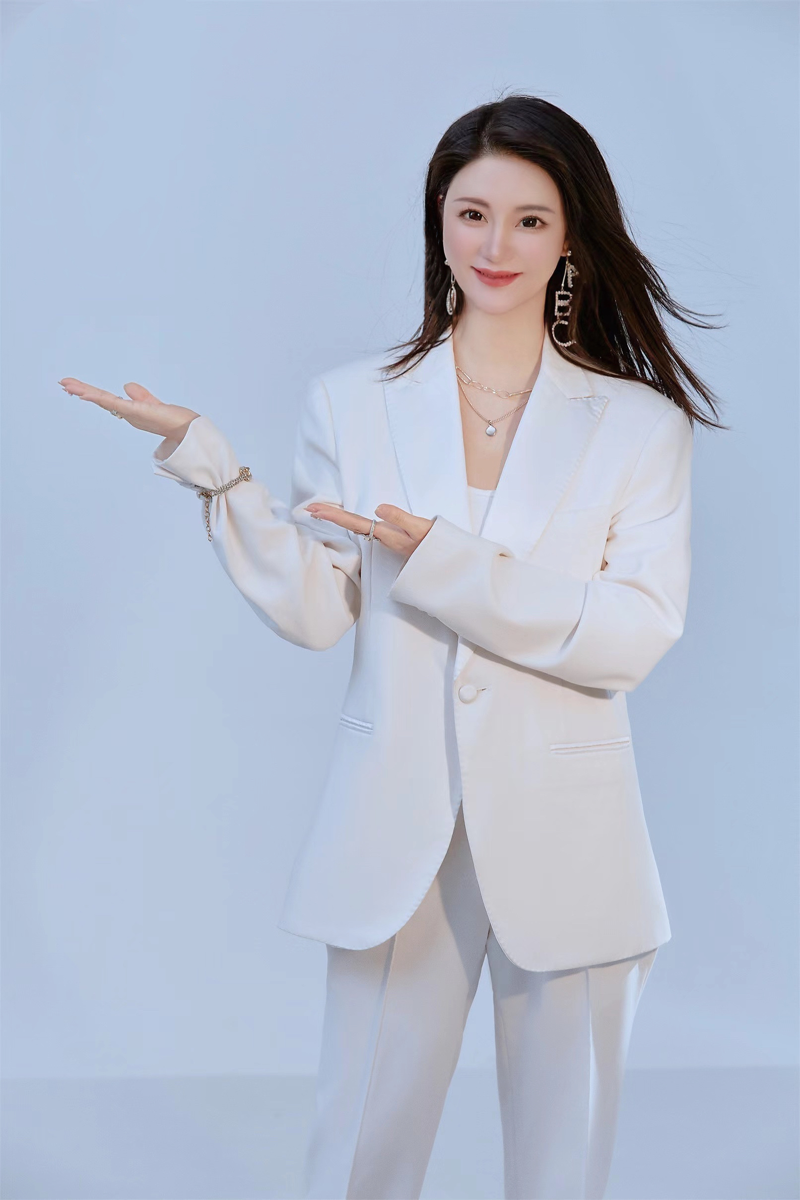 河南广播电视台主持人朱莉介绍