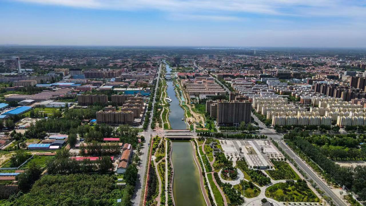 "一位住在河南省安阳市内黄县繁阳社区的居民指着眼前的生态美景,满心