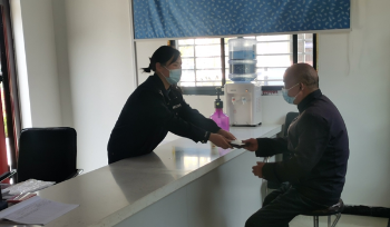 西峡公安：六旬老人徒步办证 贴心民警护送回家