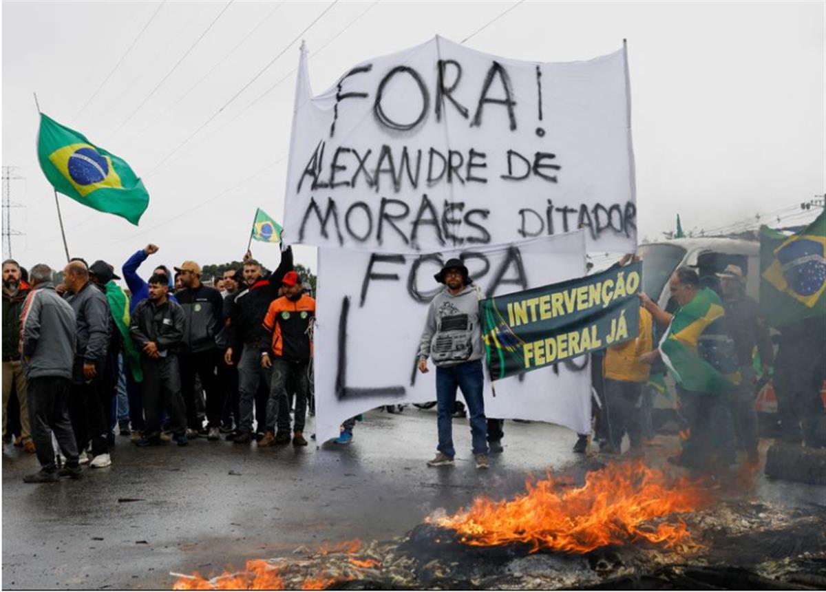 巴西卡车司机不满大选结果封路抗议，肉类等物流运输受影响