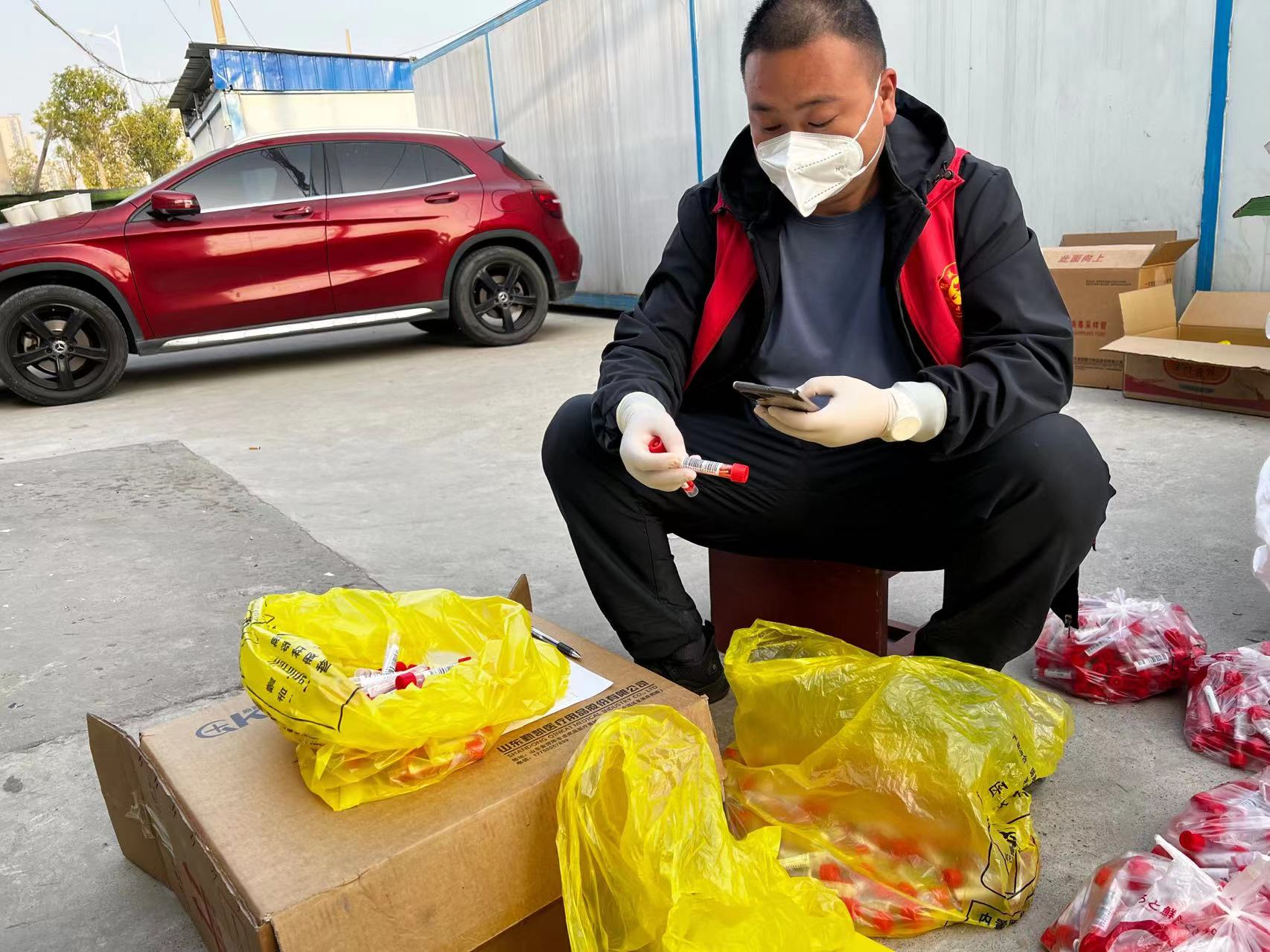 基层一线工作者：心中有奉献 行动有担当