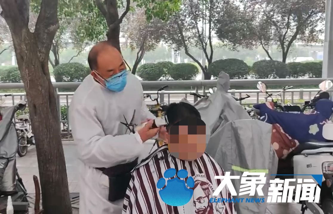 66岁老师傅郑州街头支起“流动发廊”：人情不能被隔离