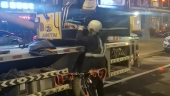 男子连找8个代驾开吊车回家：花了100多，现场教挂挡