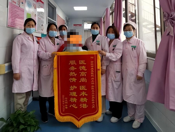 南阳42岁高危妊娠孕妇顺利产下一名八斤重女婴