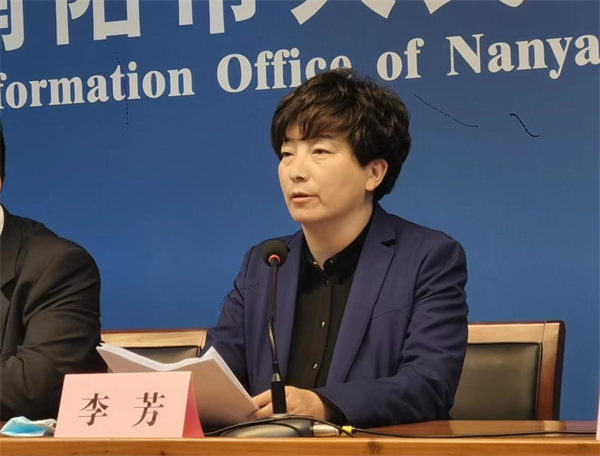 南阳市政府副秘书长,市疫情防控指挥部办公室副主任李芳,介绍了新冠