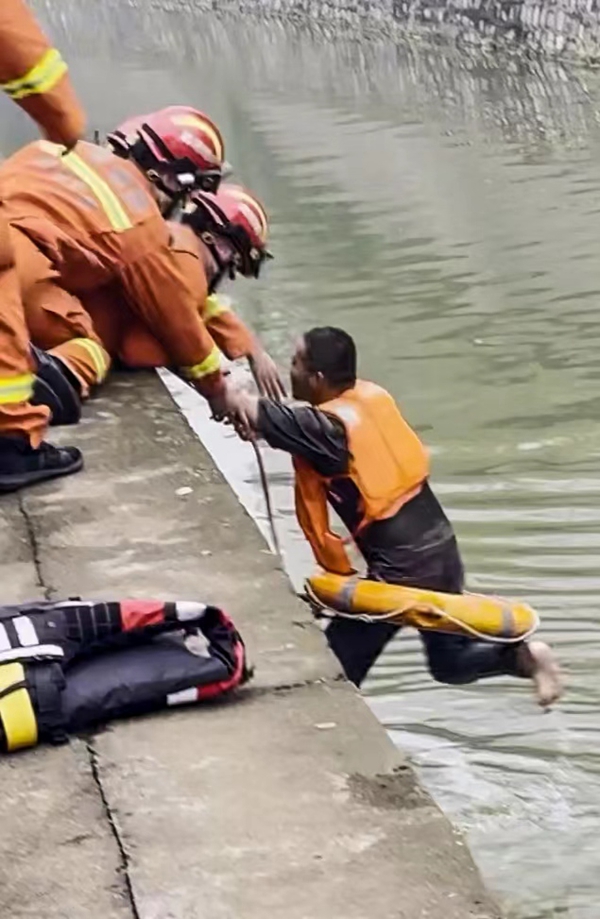 洛阳男子落水，被救上岸时已冻僵 消防员脱救援服为其保暖