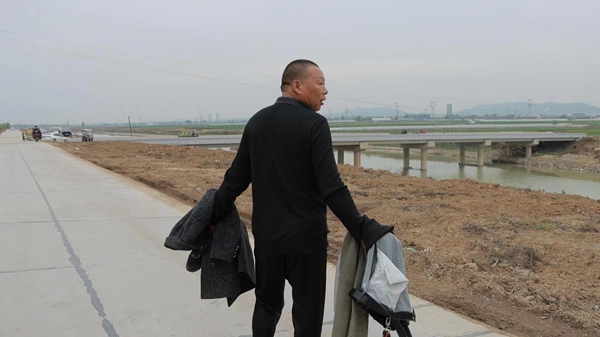 听到呼救声卫辉一大哥百米冲刺跳入河中将人救出