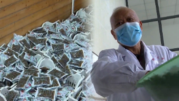 郑州66岁老中医熬制中药五万包，助力抗疫一线