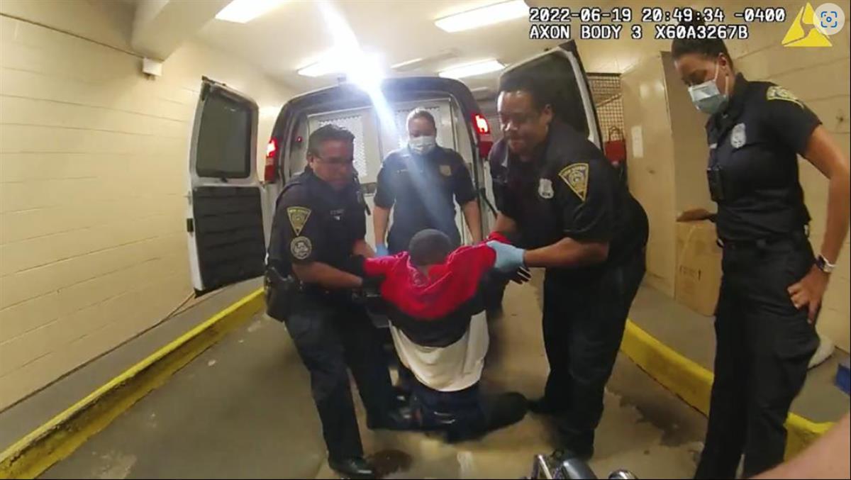 黑人男子被押送时受伤瘫痪，美国5名警察被指控鲁莽危害罪