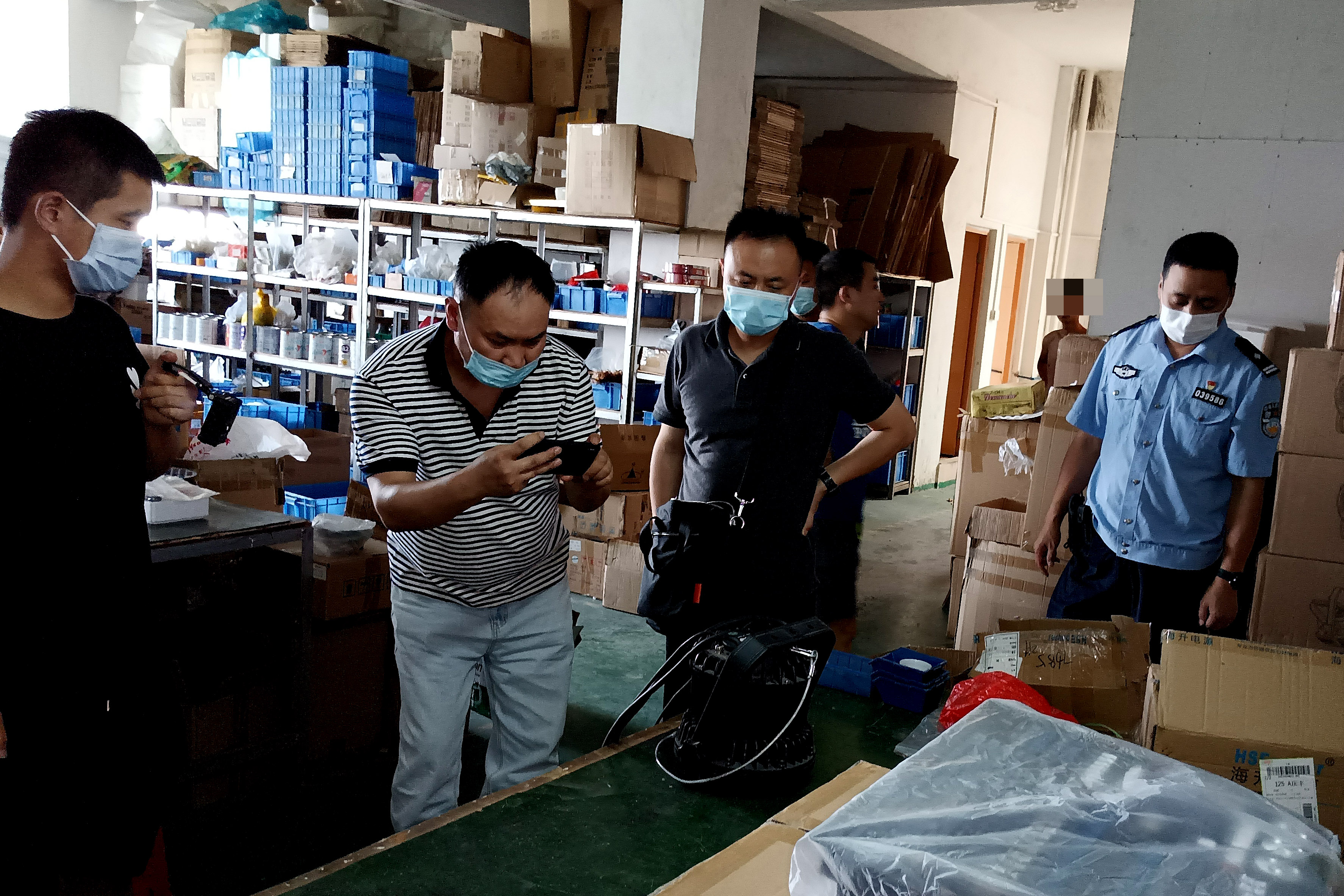 我车窗被砸了,车里的烟酒现金全没了"2022年6月8日7时许,金光路派出所