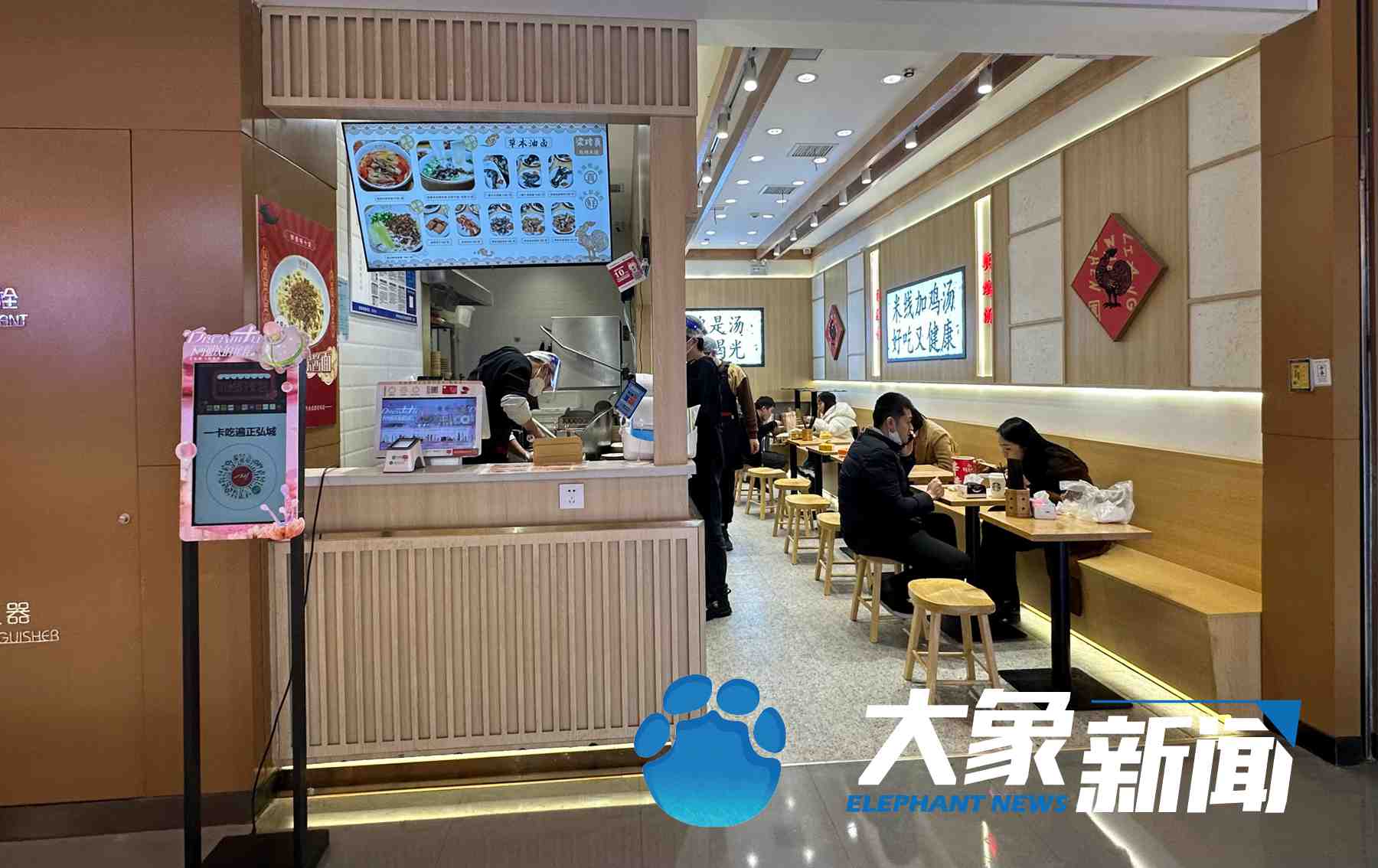 郑州部分饭店已堂食啦！食客需出示48小时核酸证明，用餐需隔桌或间隔两米
