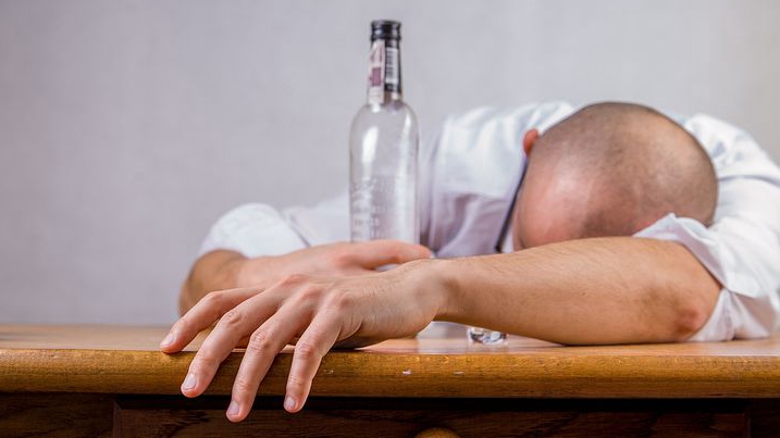 喝酒防新冠、殺病毒？酒喝多了反而增加感染風險