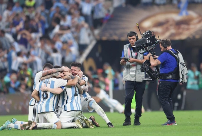 点球大战获胜！阿根廷队夺得队史第三座世界杯冠军奖杯
