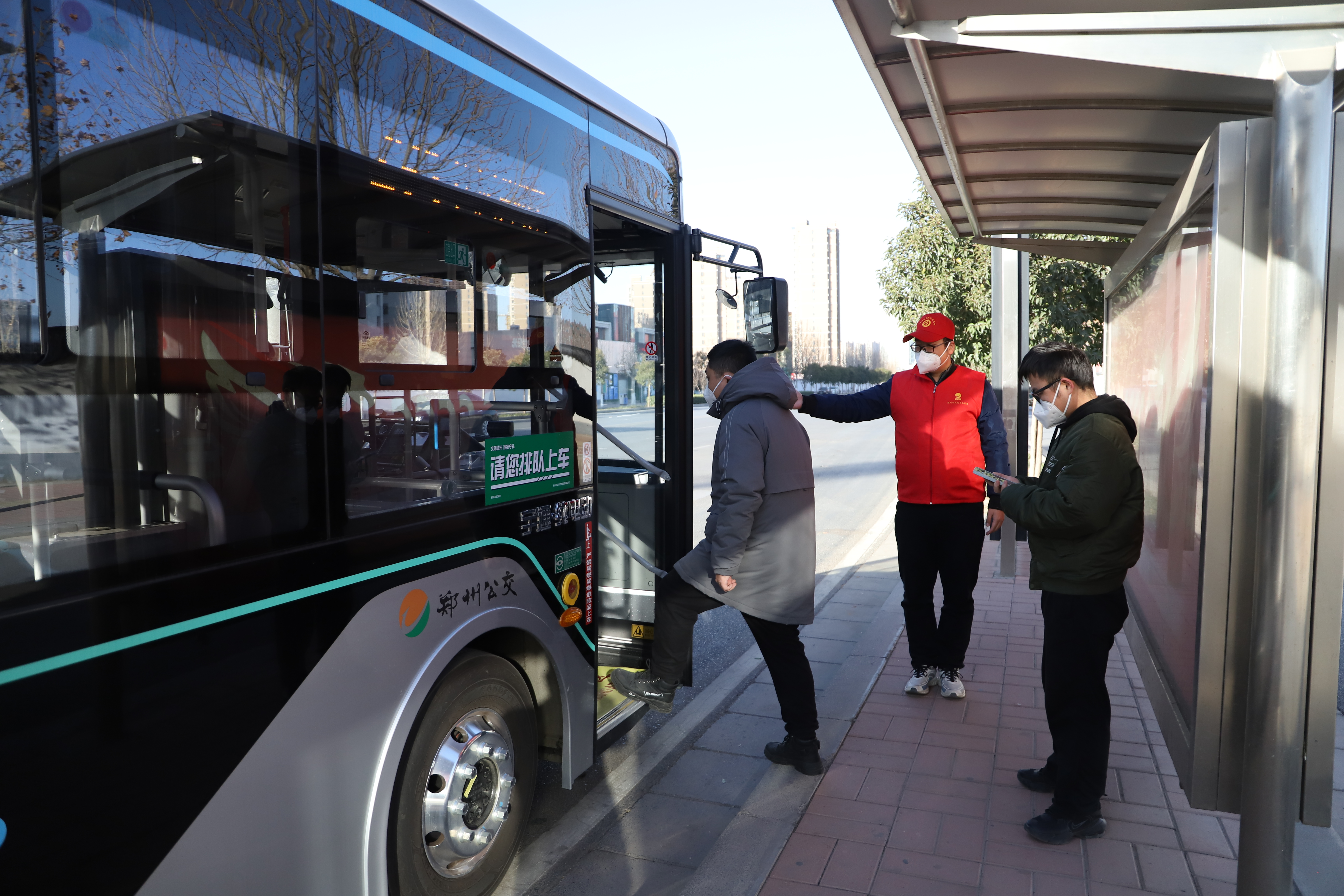 出行高效更环保郑州公交推出响应式停靠服务