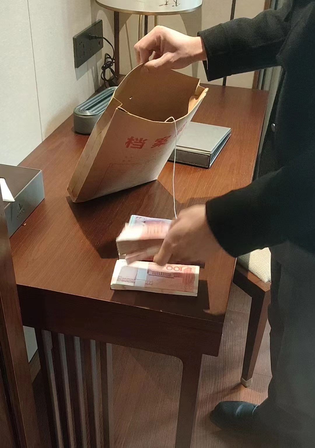 周口迎宾馆员工客房内捡到10万元现金物归原主