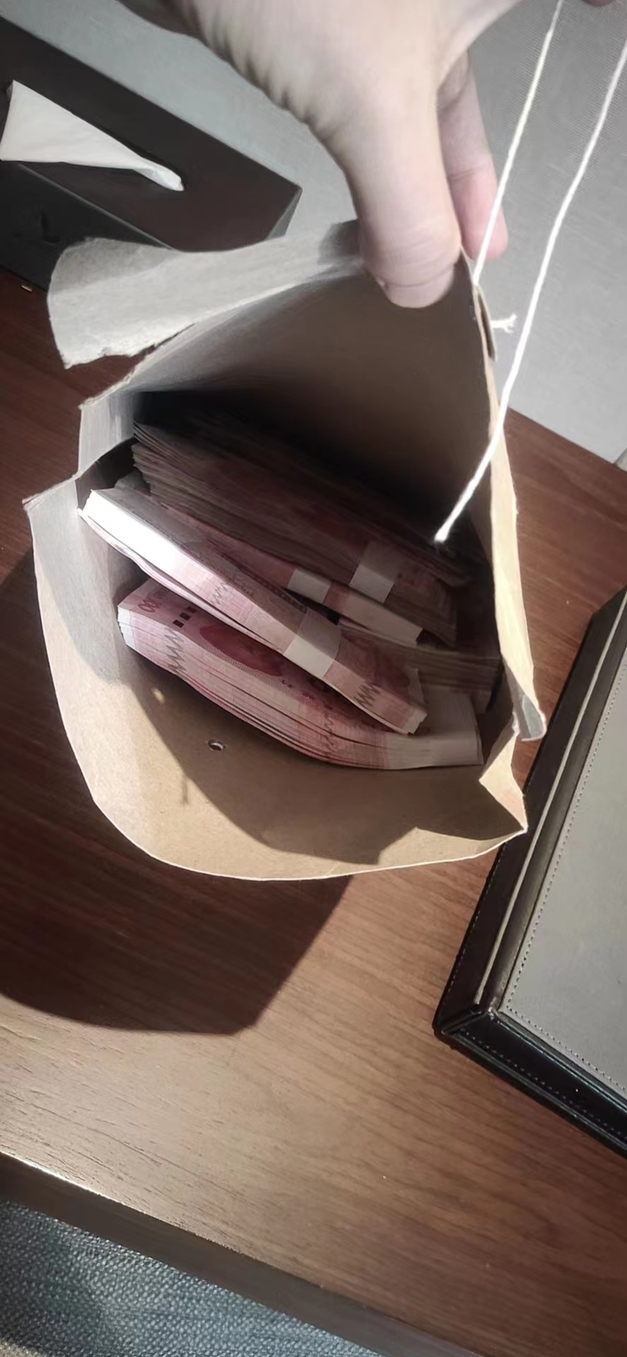 周口迎宾馆员工客房内捡到10万元现金物归原主