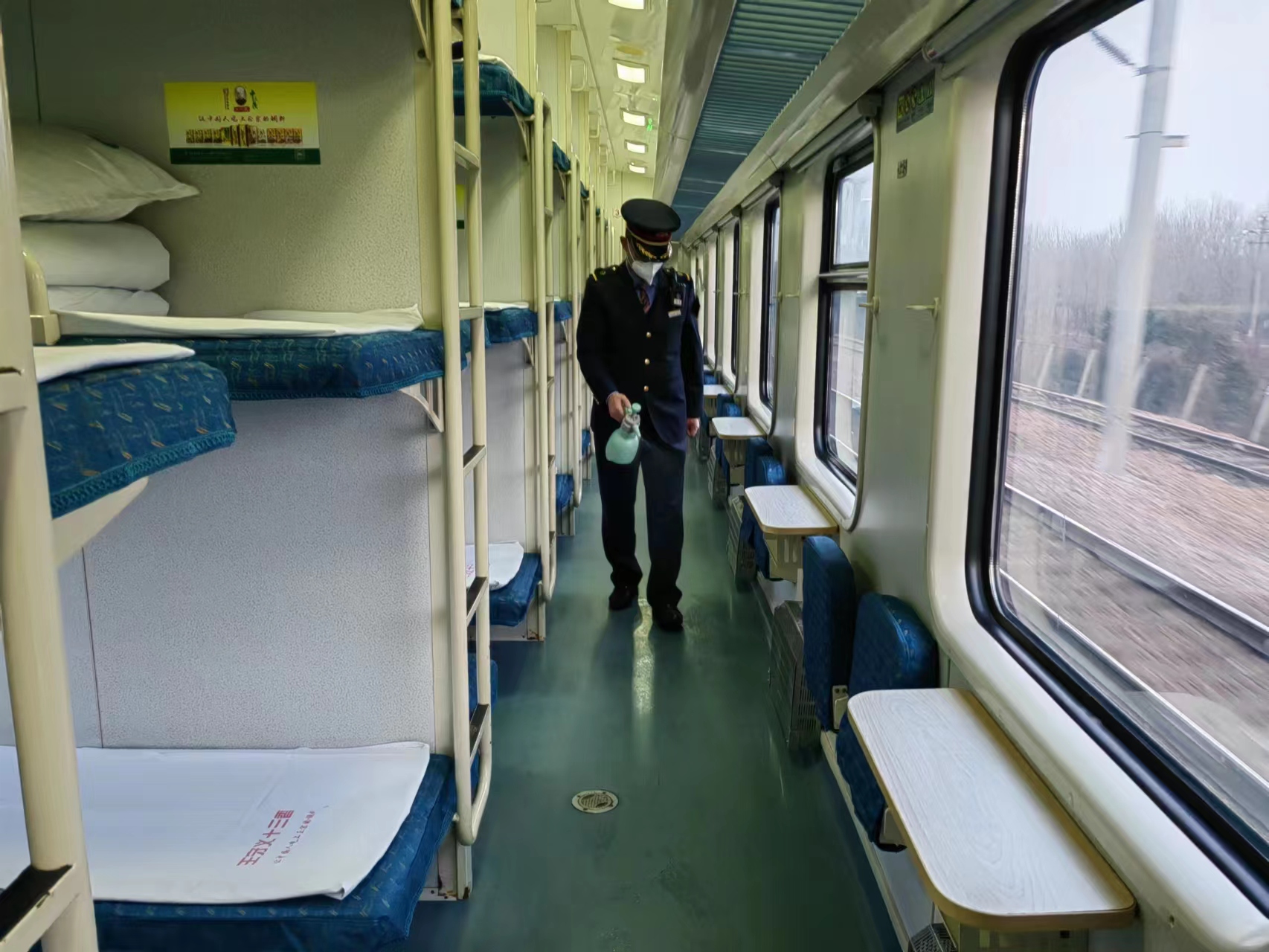 首页>河南交通广播>正文>列车长加强列车安全巡视,密切关注车厢旅客