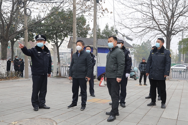 信阳市光山县副县长公安局局长彭辉调研城区交通秩序整治工作