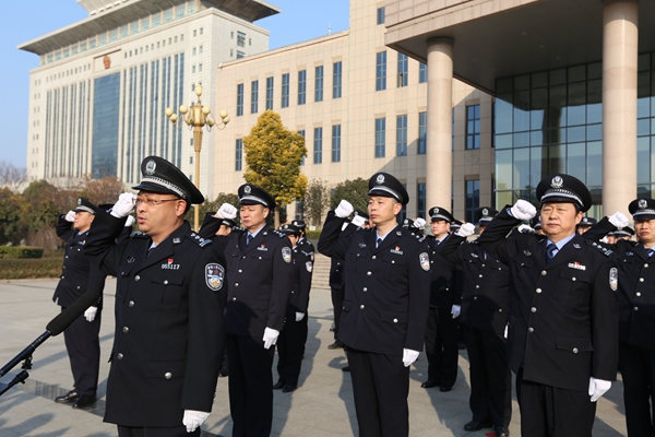 警旗飘扬 警心闪耀——许昌市建安区公安局举行重温公安机关人民警察誓词活动