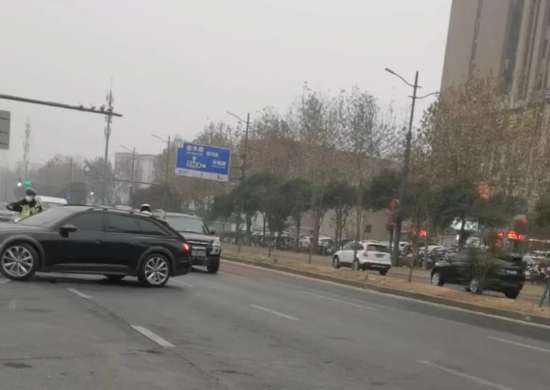 郑州交警回应拦停车辆“现场销罚单”