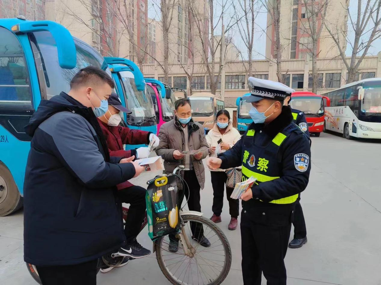 提高交通安全意识项城市公安交警进客货运企业开展交通安全宣传