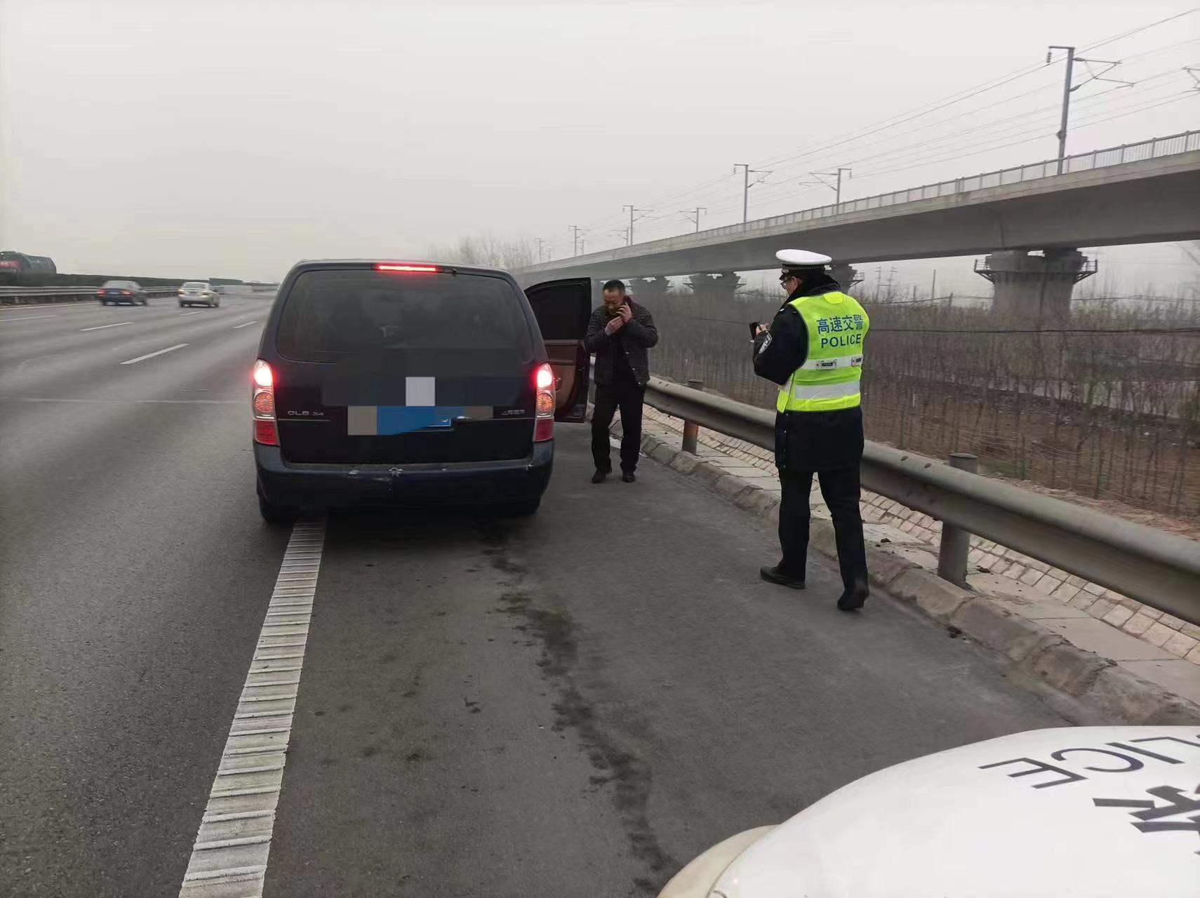 首页>晓辉在路上>正文>大象新闻·法治频道编辑 董冬