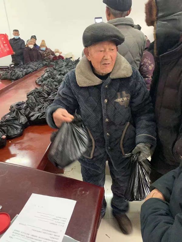 襄城县双庙乡赵干雨给全村70岁以上老人送爱心肉