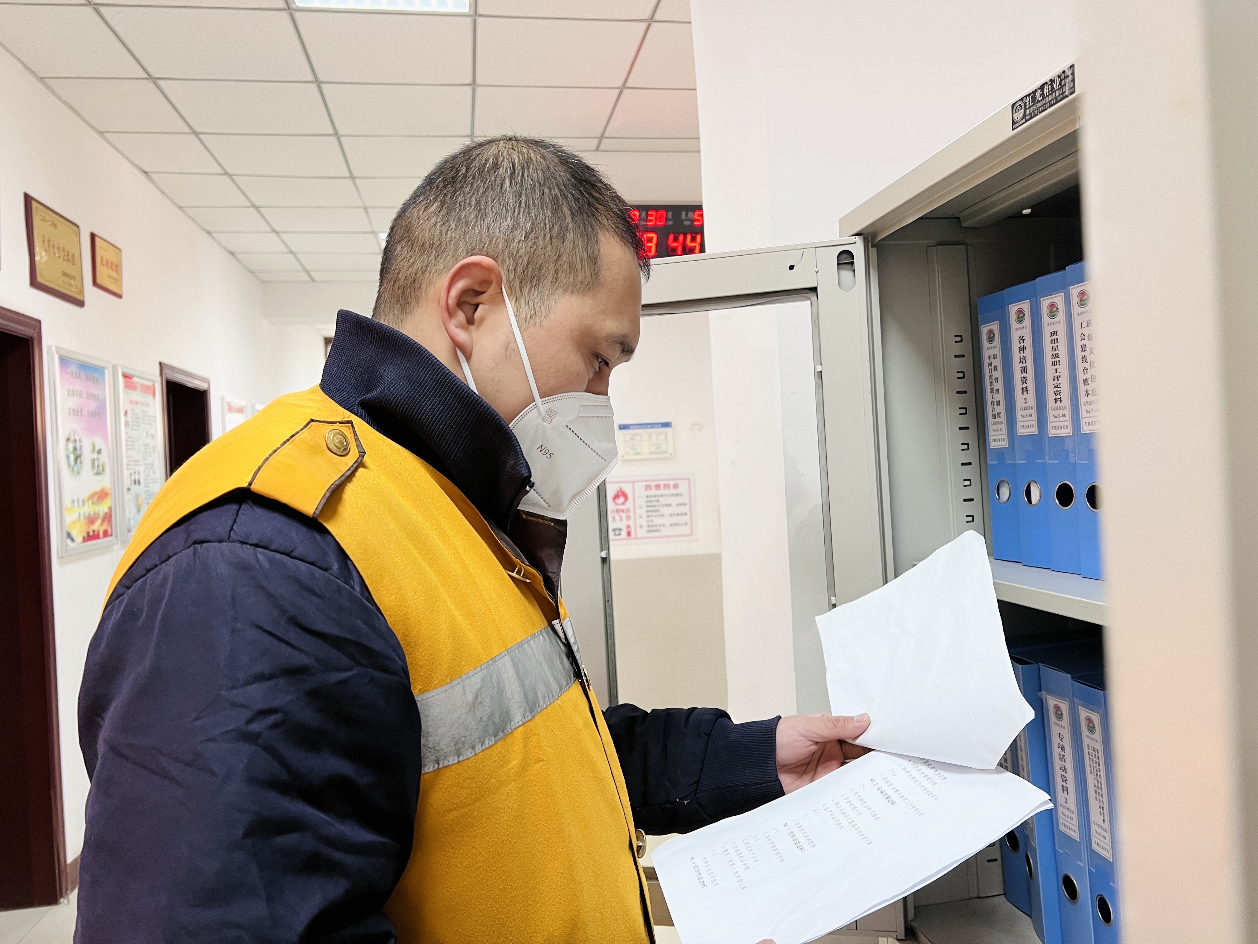 新春走基层黄马甲变身列车长护航旅客回家路